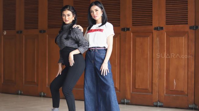 Personel Grup Duo Tik Tok Gladys dan Sella Selly berpose saat berkunjung di Kantor Redaksi Suara.com, Jakarta, Rabu (21/11). [Suara.com/Muhaimin A Untung]