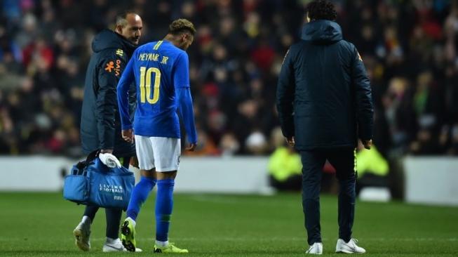 Brasil Taklukkan Kamerun, Neymar Dibekap Cedera