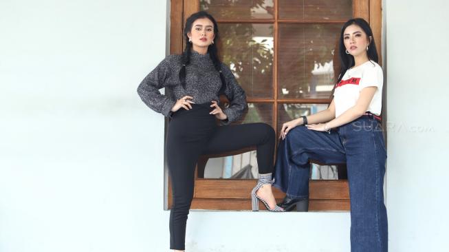 Personel Grup Duo Tik Tok Gladys dan Sella Selly berpose saat berkunjung di Kantor Redaksi Suara.com, Jakarta, Rabu (21/11). [Suara.com/Muhaimin A Untung]