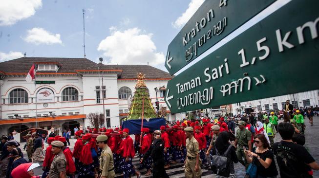 Abdi dalem Keraton Yogyakarta membawa gunungan dari Kompleks Keraton Yogyakarta menuju Pakualaman saat acara Grebeg Maulud di Yogyakarta, Rabu (21/11). [ANTARA FOTO/Andreas Fitri Atmoko]