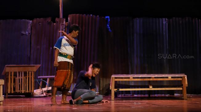 Sejumlah pemain teater dari Teater Tema Gunadarma mementaskan Dag Dig Drugs naskah Sarah Oktaviani dalam pembukaan Festival Teater Jakarta 2018 di Teater Kecil, Taman Ismail Marzuki, Jakarta, Selasa (20/11). [Suara.com/Muhaimin A Untung]