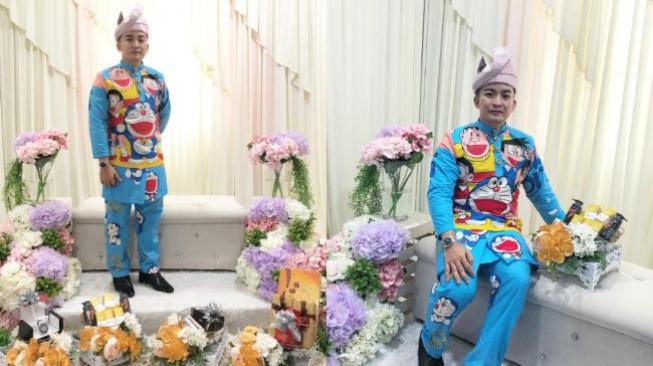 Unik Pria Ini Pakai Baju Pengantin Bermotif Doraemon 