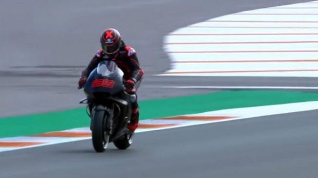 Pebalap Spanyol, Jorge Lorenzo menjalani debutnya bersama Honda pada tes pramusim di Sirkuit Ricardo Tormo, Valencia, Selasa (20/11/2018). [YouTube@Red Bike]