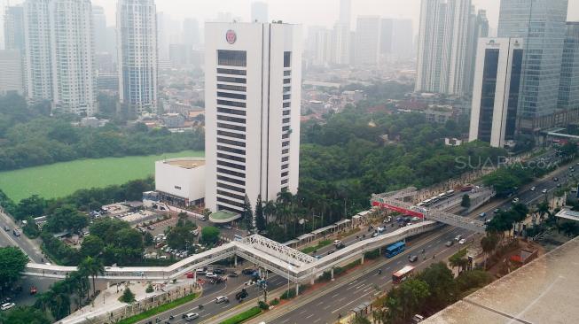 Pemandangan gedung-gedung bertingkat di Jakarta, Rabu (21/11).(Suara.com/Oke Atmaja)