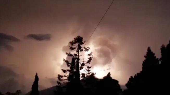 Viral! Video Badai Dahsyat Di Gunung Lawu