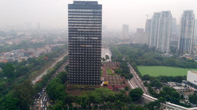 Pemandangan gedung-gedung bertingkat di Jakarta, Rabu (21/11).(Suara.com/Oke Atmaja)