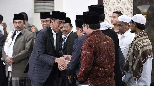 Presiden Joko Widodo (kedua kiri) berjabat tangan dengan sejumlah ulama Kota Bogor, Kabupaten Bogor dan Kota Depok sebelum menghadiri Peringatan Maulid Nabi Muhammad SAW 1440 Hijriah/2018 Masehi di Masjid Baitussalam, Kompleks Istana Bogor, Jawa Barat, Rabu (21/11/2018). [ ANTARA FOTO/Puspa Perwitasari]