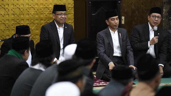 Presiden Joko Widodo didampingi Menteri Agama Lukman Hakim Saifuddin dan Mensesneg Pratikno (kiri) berbincang dengan sejumlah ulama Kota Bogor, Kabupaten Bogor dan Kota Depok sebelum menghadiri peringatan Maulid Nabi Muhammad SAW 1440 Hijriah/2018 Masehi di Masjid Baitussalam, Kompleks Istana Bogor, Jawa Barat, Rabu (21/11).  [ANTARA FOTO/Puspa Perwitasari]