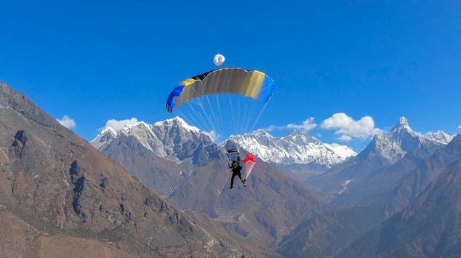 Penerjun Payung Perempuan dari Indonesia Taklukan Mount Everest. (Naila Novaranti)