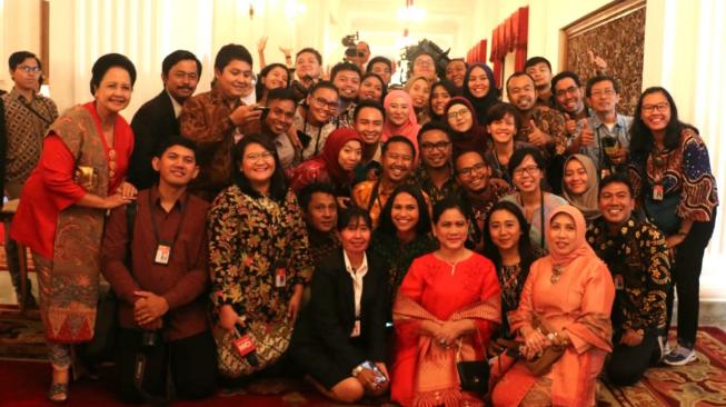 Pose Duduk Bersimpuh Iriana Bikin Kikuk Wartawan Istana