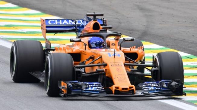 Pebalap McLaren, Fernando Alonso, menjalani sesi latihan bebas kedua F1 GP Brasil di Sirkuit Interlagos, Jumat (9/11/2018). [AFP/Evaristo Sa]