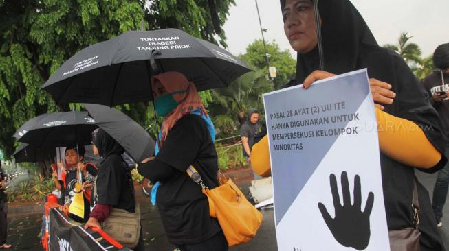 Pegiat HAM menggelar aksi kamisan di depan Istana Merdeka, Jakarta Pusat, Kamis (22/11). (Suara.com/Fakhri Hermansyah)