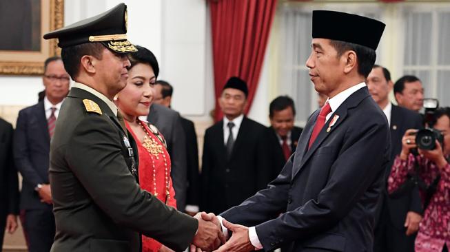 Presiden Joko Widodo (kanan) memberi ucapan selamat kepada Kepala Staf Angkatan Darat (KSAD) yang baru Jenderal TNI Andika Perkasa (kiri) seusai pelantikan di Istana Merdeka, Jakarta, Kamis (22/11). [ANTARA FOTO/Wahyu Putro ]