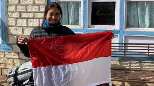 Keren, Penerjun Payung Perempuan Indonesia Taklukan Mount Everest