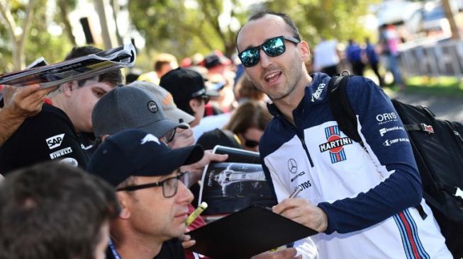 Pebalap Polandia, Robert Kubica (kanan) akan membela tim Williams di F1 musim depan. [AFP/William West]