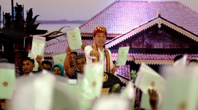 Presiden Jokowi Bagi-bagi 4.000 Sertifikat Tanah di Cigombong Bogor