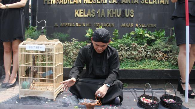 Mbah Mijan melakukan ruwatan di Pengadilan Negeri Jakarta Selatan. (dokumentasi pribadi)