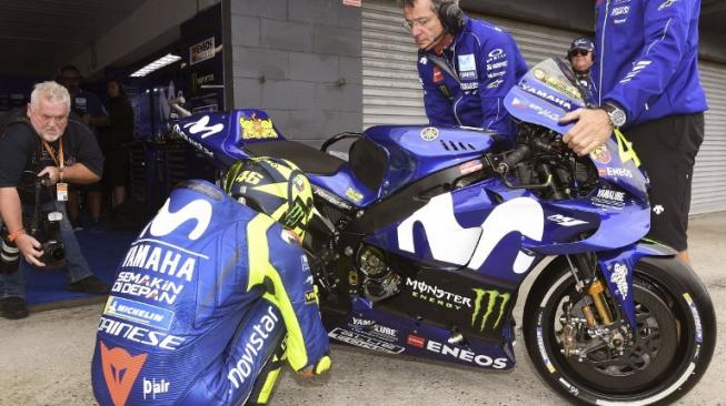 Pebalap Movistar Yamaha, Valentino Rossi, tengah bersiap sebelum masuk ke dalam lintasan sirkuit MotoGP. [AFP/William West]