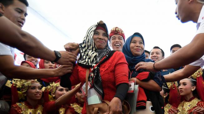 Presiden Joko Widodo (tengah) melayani permintaan foto bersama warga usai membagikan Sertifikat Tanah untuk Rakyat di Lapangan Tenis Indoor Pemda Lampung Tengah, Lampung, Jumat (23/11). ANTARA FOTO/Puspa Perwitasari