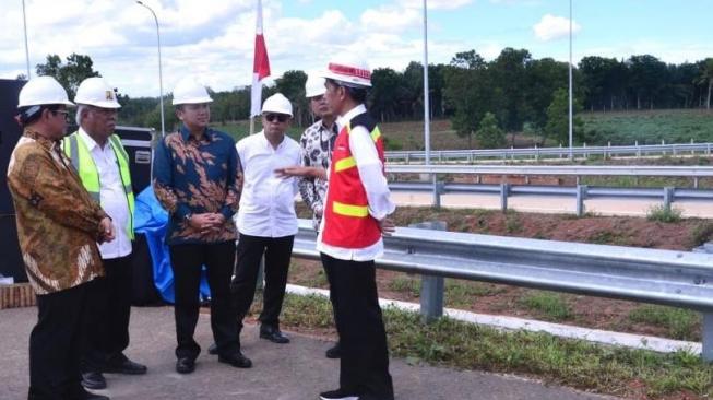 Jokowi Tinjau Pembangunan Ruas Jalan Tol Trans Sumatera