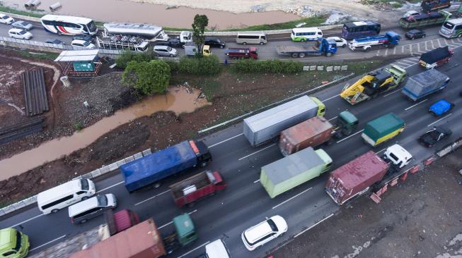 Suasana kemacetan di Jalan Tol Jakarta-Cikampek, Bekasi, Jawa Barat, Jumat (23/11). [ANTARA FOTO/Hafidz Mubarak]