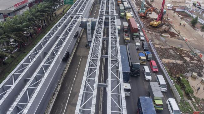 Suasana kemacetan di Jalan Tol Jakarta-Cikampek, Bekasi, Jawa Barat, Jumat (23/11). [ANTARA FOTO/Hafidz Mubarak]