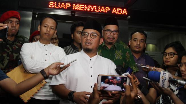 Ketua Umum PP Pemuda Muhammadiyah Dahnil Anzar Simanjuntak seusai menjalani pemeriksaan di Gedung Krimsus, Polda Metro Jaya, Jakarta, Jumat (23/11). [ANTARA FOTO/Reno Esnir]