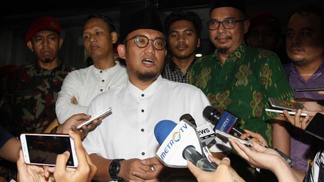 Ketua Umum PP Pemuda Muhammadiyah Dahnil Anzar Simanjuntak seusai menjalani pemeriksaan di Gedung Krimsus, Polda Metro Jaya, Jakarta, Jumat (23/11). [ANTARA FOTO/Reno Esnir]