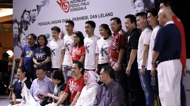 Para atlet bulutangkis top Indonesia berfoto bersama para pemenang lelang dalam acara penggalangan bagi korban bencana Palu dan Donggala di Grand Indonesia, Jakarta, Sabtu (24/11/2018). [Humas PBSI]