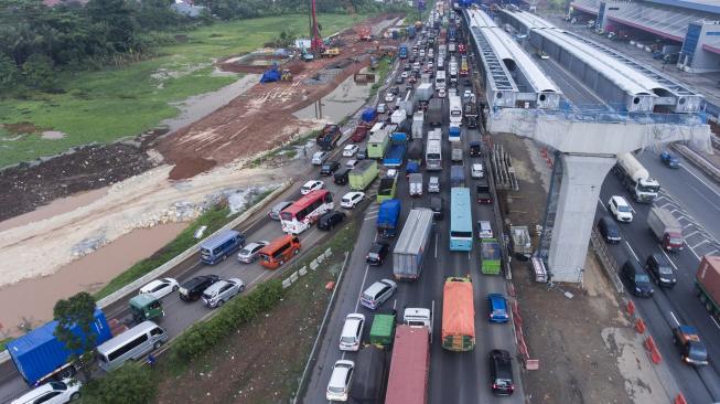 Suasana kemacetan di Jalan Tol Jakarta-Cikampek, Bekasi, Jawa Barat, Jumat (23/11). [ANTARA FOTO/Hafidz Mubarak]