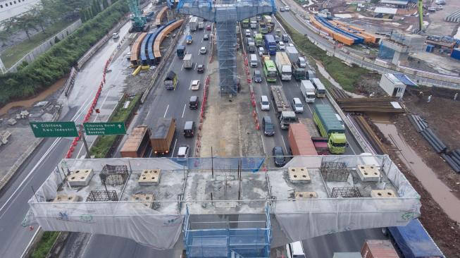 Suasana kemacetan di Jalan Tol Jakarta-Cikampek, Bekasi, Jawa Barat, Jumat (23/11). [ANTARA FOTO/Hafidz Mubarak]