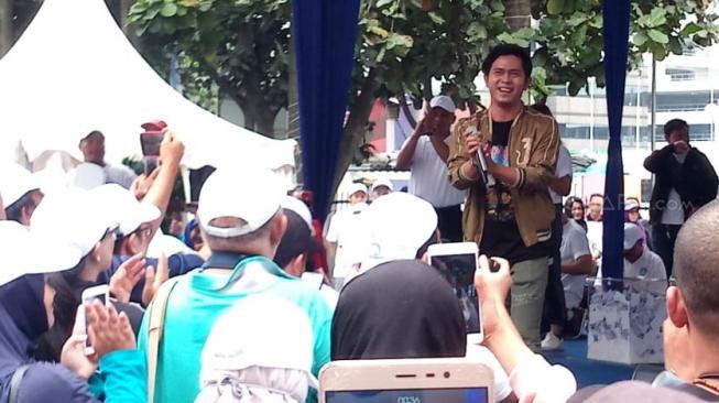 Cakra Khan menghibur ribuan guru di acara peringatan Hari Guru Nasional di Gedung Kemendikbud, Jakarta, Minggu (25/11/2018). (Ferry Noviandi/Suara.com)