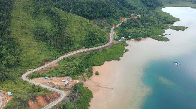 Foto udara jalan yang baru diaspal di Jalan Akses Wisata Mandeh, Pessel - Padang, di Tarusan, Pesisir Selatan, Sumatera Barat, Minggu (25/11).  [ANTARA FOTO/Iggoy el Fitra]