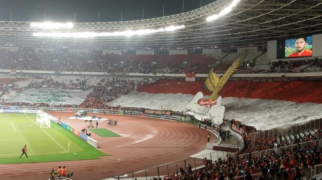 Suporter timnas Indonesia membuat koreografi di Tribun Selatan SUGBK saat laga Timnas Indonesia vs Filipina di Piala AFF 2018. (Suara.com/Adie Prasetyo) 