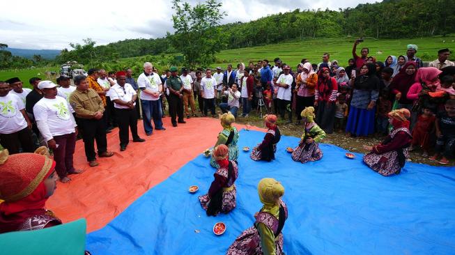 Kabupaten Pidie, Provinsi Aceh telah mengeluarkan Peraturan Bupati (Perbup) Nomor 12 Tahun 2018 tentang Pedoman Teknis Prioritas Penggunaan Dana Gampong dalam Kabupaten Pidie Tahun Anggaran 2018. Perbup ini pertama di Indonesia, yang menghimbau penggunaan dana desa untuk kegiatan bidang lingkungan. (Dok: KLHK)