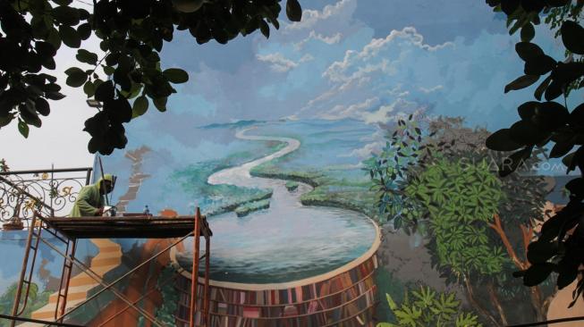 Seniman melukis mural 3D di tembok rumah warga daerah Jagakarsa, Jakarta Selatan, Minggu (25/11). (Suara.com/Fakhri Hermansyah)