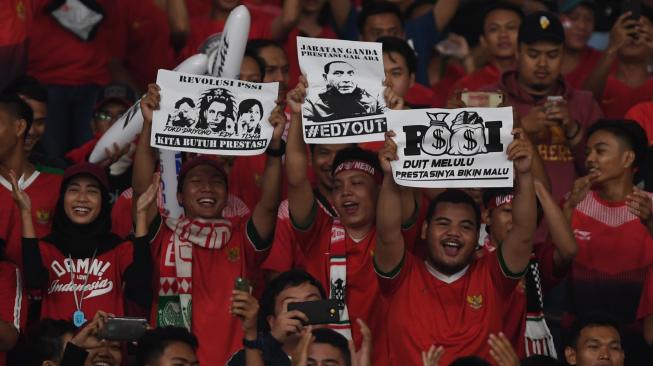 Suporter membentangkan poster dalam pertandingan lanjutan Piala AFF 2018 antara Indonesia melawan Filipina di Stadion Gelora Bung Karno, Jakarta, Minggu (25/11/2018). ANTARA FOTO/Akbar Nugroho Gumay