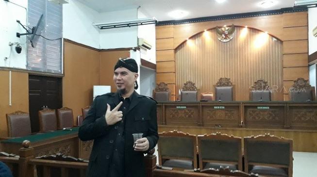 Ahmad Dhani di Pengadilan Negeri Jakarta Selatan, Senin (26/11/2018). [Wahyu Tri Laksono/Suara.com]