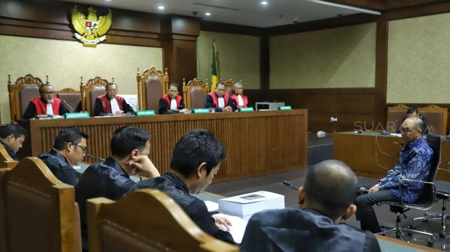 Terdakwa kasus dugaan suap proyek PLTU Riau-1 Johannes Budisutrisno Kotjo menjalani sidang dengan agenda pembacaan tuntutan di Pengadilan Tipikor, Jakarta, Senin (26/11). [Suara.com/Muhaimin A Untung]