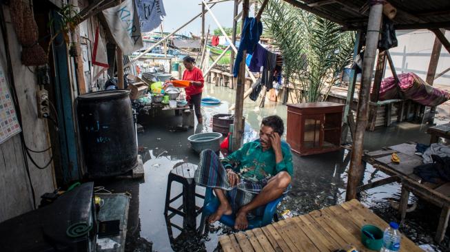 Warga beraktifitas saat banjir rob yang menggenangi Kampung Nelayan Muara Angke di Penjaringan, Jakarta, Senin (26/11). ANTARA FOTO/Aprillio Akbar