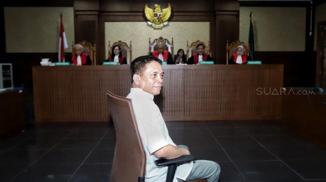 Gubernur Aceh nonaktif Irwandi Yusuf bersiap menjalani sidang dengan agenda pembacaan dakwaan di Pengadilan Tipikor, Jakarta, Senin (26/11). [Suara.com/Muhaimin A Untung]