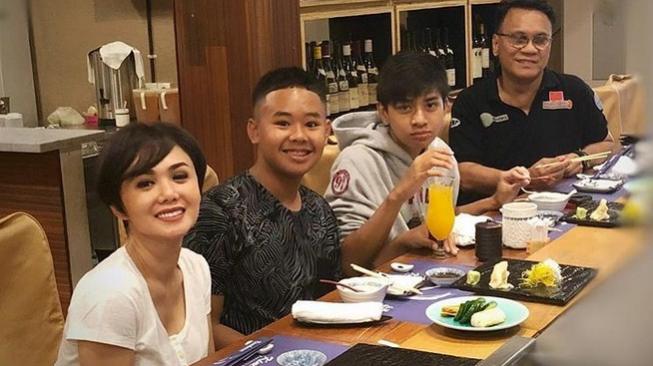 Yuni Shara kompak bersama mantan suami, Henry Siahaan dan dua putranya. (Instagram)