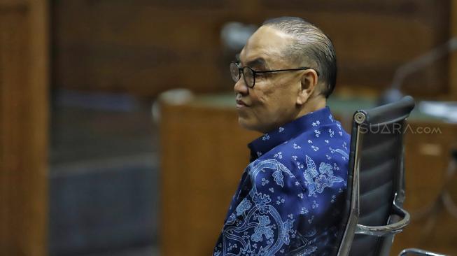 Terdakwa kasus dugaan suap proyek PLTU Riau-1 Johannes Budisutrisno Kotjo menjalani sidang dengan agenda pembacaan tuntutan di Pengadilan Tipikor, Jakarta, Senin (26/11). [Suara.com/Muhaimin A Untung]