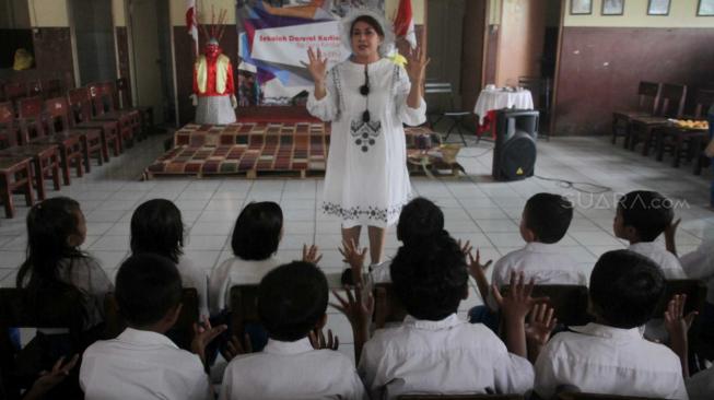 Ibu guru kembar Rian dan Rossi saat mengajar di Sekolah  Kartini Kampung Lodan, Jakarta Utara, Senin (26/11). (Suara.com/Fakhri Hermansyah)