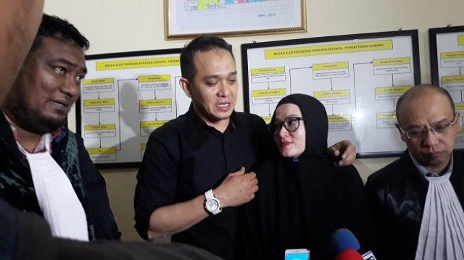 Lyra Virna bersama suaminya, Fadlan, di Pengadilan Negeri Kota Bekasi, Senin (26/11/2018). 