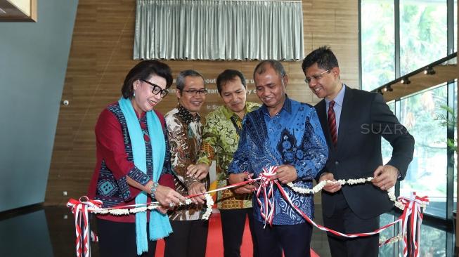 Ketua KPK Agus Rahardjo (kedua kanan) didampinggi Wakil Pimpinan KPK Basaria Panjaitan (tengah), Alexander Marwata (dua kiri), Saut Situmorang (kiri) dan Laode Muhammad Syarif (kanan) memotong pita saat peresmian Gedung Pusat Edukasi Antikorupsi atau Anti Corruption Learning Center (ACLC) di KPK, Jakarta, Senin (26/11). [Suara.com/Muhaimin A Untung]