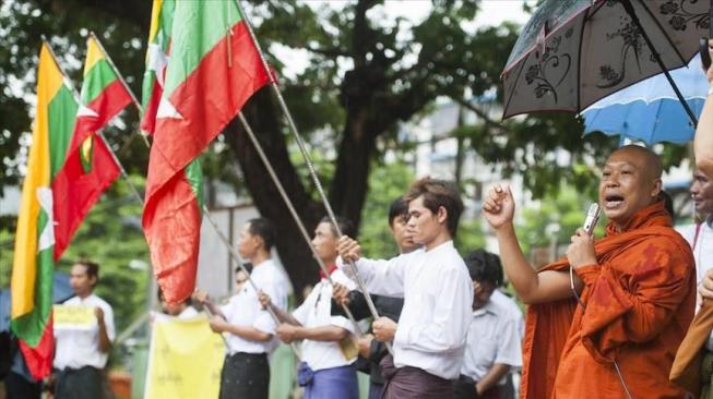 Ilustrasi: Sejumlah biksu Budha menghadiri aksi demonstrasi di Kota Yangon. [Aung Naing Soe - Anadolu Agency]