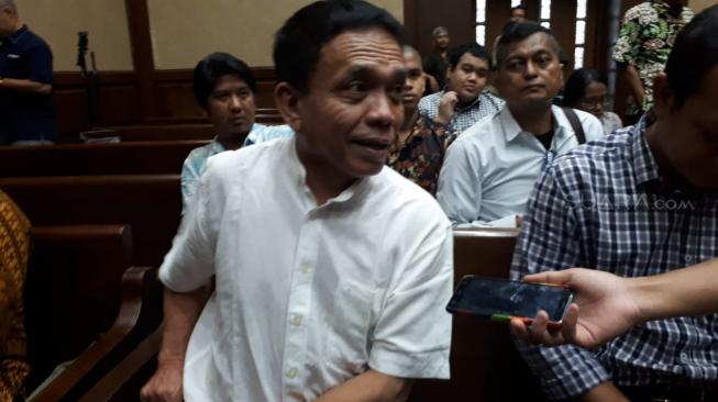 Sidang Perdana Dakwaan, Irwandi Yusuf Pakai Alat Bantu Dengar