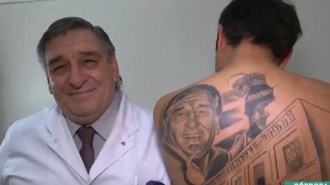 Sembuh dari Kanker Lelaki Ini Buat  Tato  Wajah  Sang Dokter