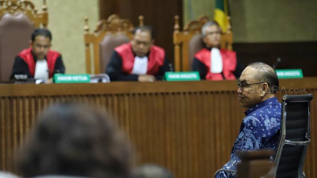 Terdakwa kasus dugaan suap proyek PLTU Riau-1 Johannes Budisutrisno Kotjo menjalani sidang dengan agenda pembacaan tuntutan di Pengadilan Tipikor, Jakarta, Senin (26/11). [Suara.com/Muhaimin A Untung]